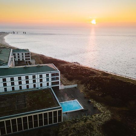 Отель A-Rosa Sylt Лист Экстерьер фото Aerial view of the hotel