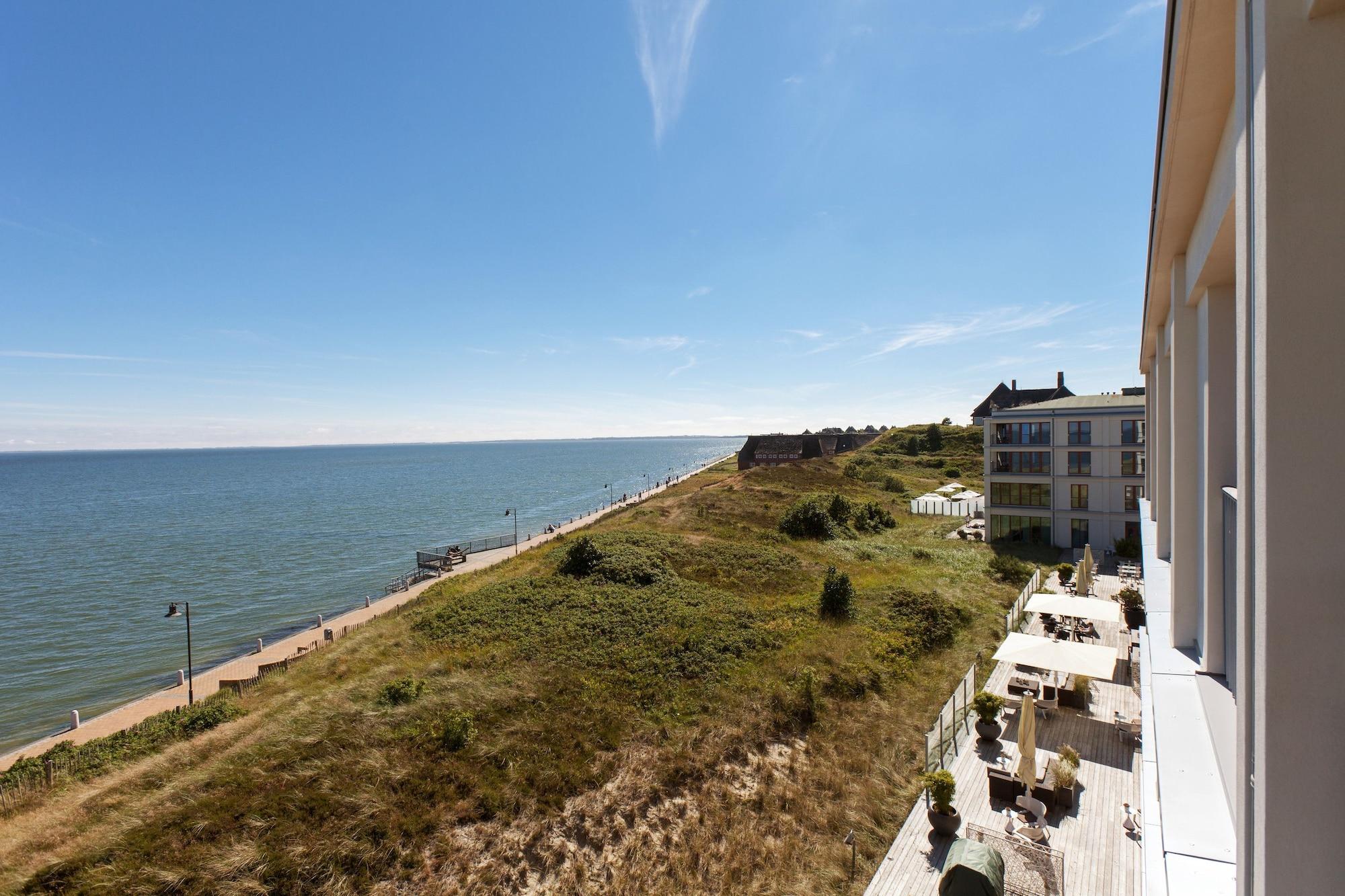 Отель A-Rosa Sylt Лист Экстерьер фото View of the Baltic Sea from the hotel