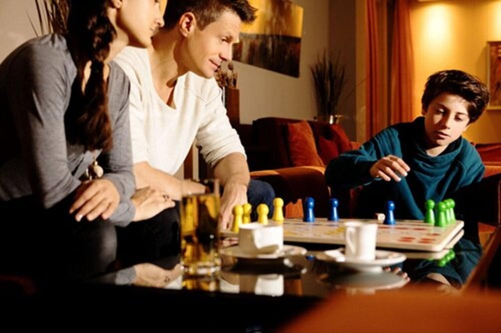 Отель A-Rosa Sylt Лист Экстерьер фото A family playing a board game