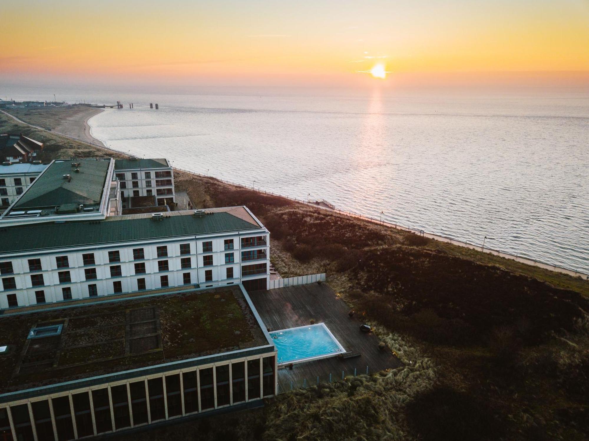 Отель A-Rosa Sylt Лист Экстерьер фото Aerial view of the hotel