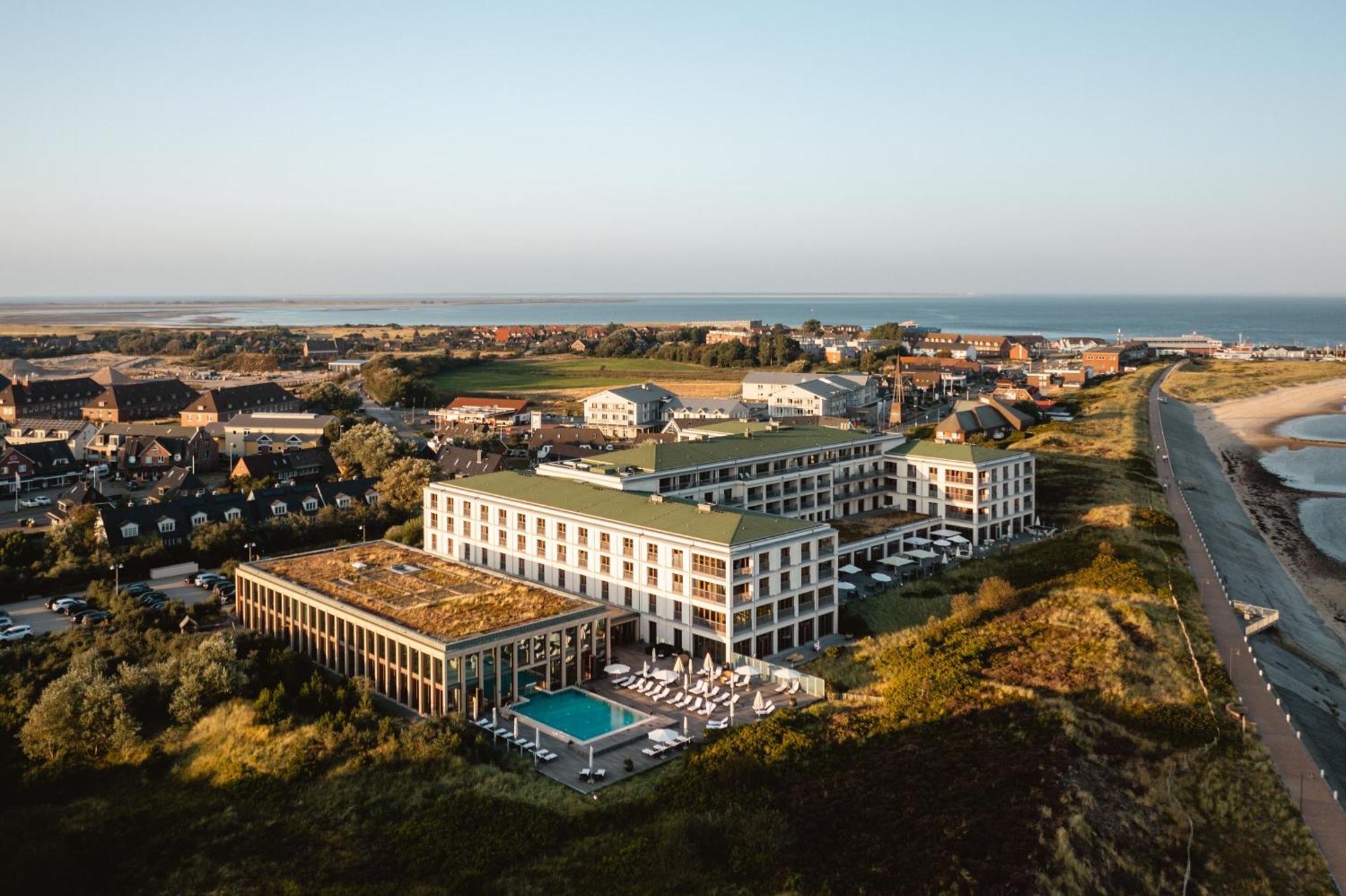 Отель A-Rosa Sylt Лист Экстерьер фото Aerial view of the hotel