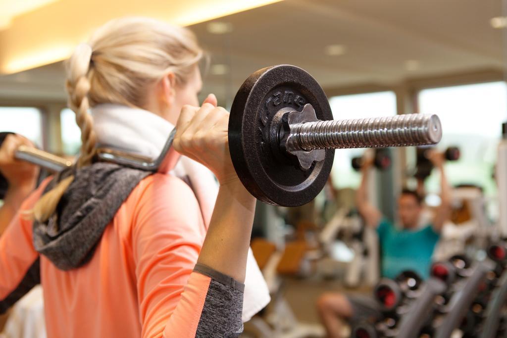 Отель A-Rosa Sylt Лист Экстерьер фото A woman lifting a barbell