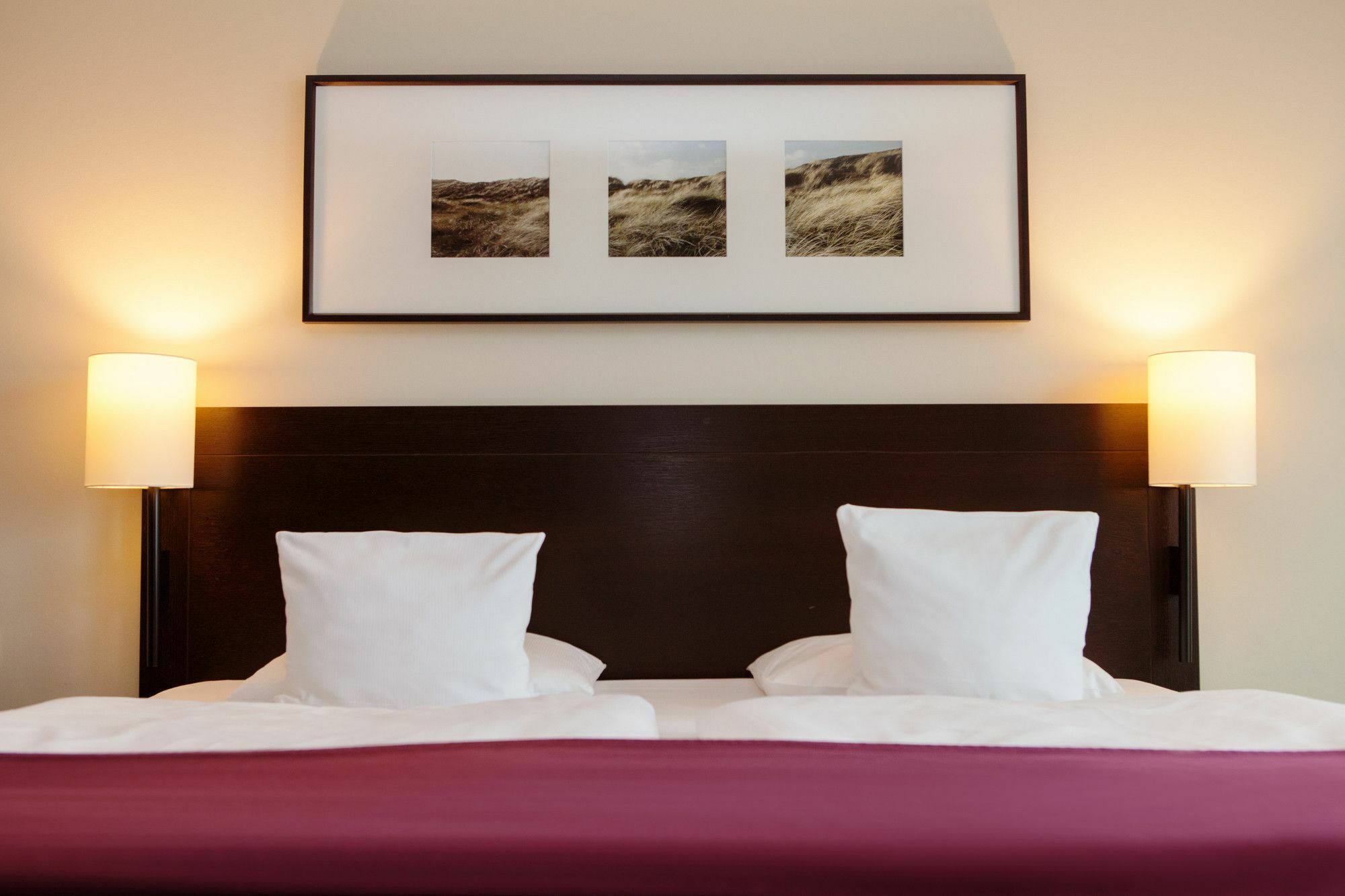 Отель A-Rosa Sylt Лист Экстерьер фото A bed with two pillows