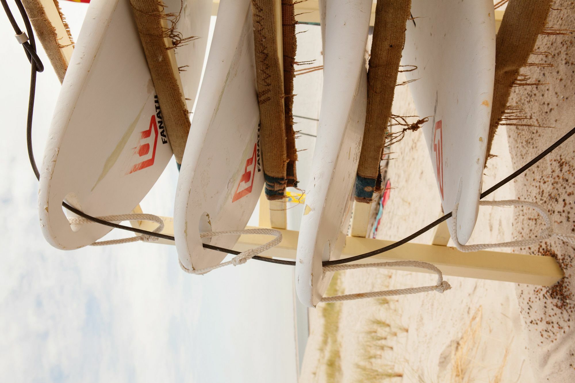 Отель A-Rosa Sylt Лист Экстерьер фото Surfboards hanging on a rack