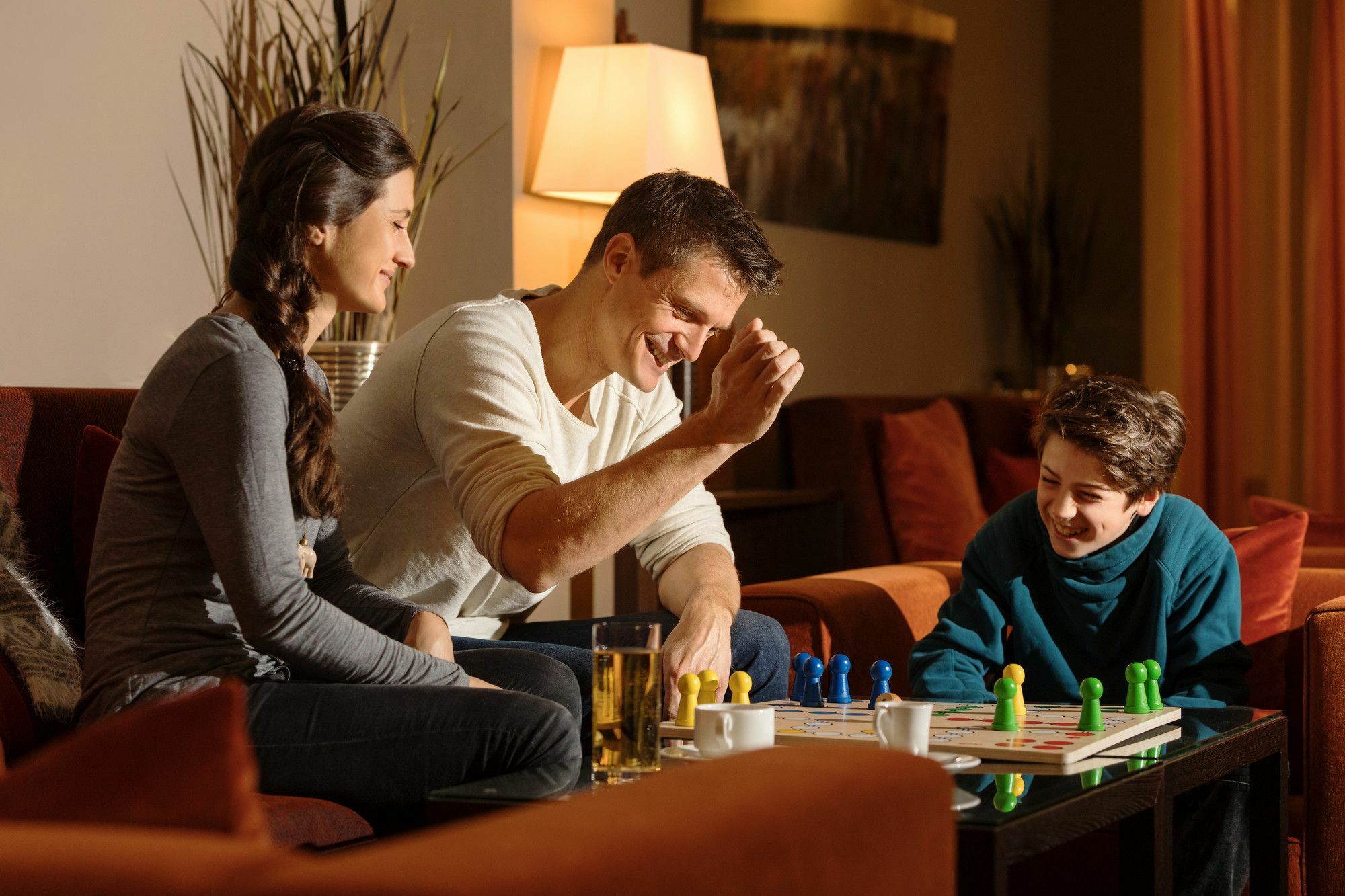 Отель A-Rosa Sylt Лист Экстерьер фото Family playing a board game